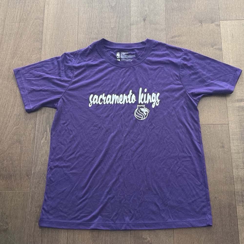 Sacramento Kings NBA Womens T Shirt Size M Purple Script Graphic Short Sleeve